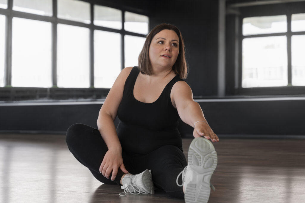 Mulher alongando pernas sentada